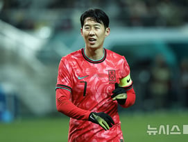 "홍명보호, 48개국 중 44위라니" 수모, 英 "손흥민 노쇠화+억지 스리백" 지적... 日도 갸우뚱 "빅리그 주전 있는데"
