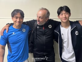 '인터뷰 중 퀸타 감독 깜짝 난입→웃음꽃 활짝' 김선민 "감독님과 더 오래 축구했으면..." 충북청주 캡틴의 바람 [목동 현장]