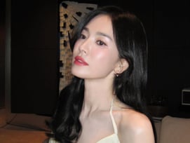 송혜교, 쇄골 드러낸 과감한 의상..훔치고 싶은 스타일링