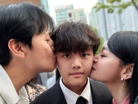 김소현♥손준호, '0.1% 영재' 아들 훌쩍 컸네 "중학교 졸업 축하해"