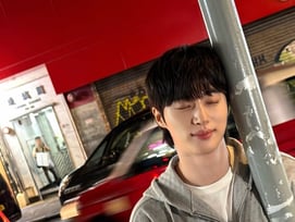 변우석, 홍콩 빛낸 훈훈한 비주얼..청량 눈웃음까지
