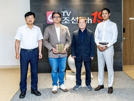 '백반기행' 허영만, 감사패 받았다..건강이상으로 아들 대리 수상
