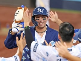 '삼성 불펜 미쳤다!' 김영웅 '초대형 쐐기포' 더한 삼성, 롯데 4-1 꺾고 2연승 →선두 굳건히 수성 [대구 현장리뷰]