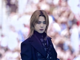 디올 품은 지민, BTS 파리 콘서트 달군 명품 무대