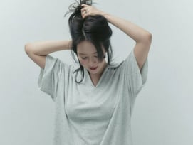 '속옷 회사 CEO' 송지효, 상의만 걸치고..과감한 '하의 실종'에 "sexy girl" 글로벌 환호