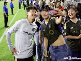 "손흥민 보러 왔어요" 한국 女스타들이 떴다! WNBA 박지현·여자축구 케이시 페어와 '승리 기념샷'