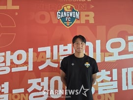 [현장 인터뷰] '강원 최연소 준프로' 최재혁의 당찬 꿈... "한국에서 기억되는 풀백 되고 싶다"