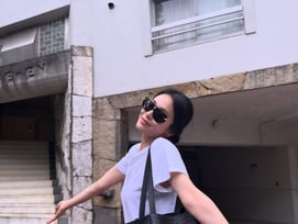 '연진아 나 지금 되게 신나'..송혜교, 흰티에 청바지만 입었는데 '자체 발광'