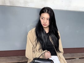 수지, 벌써 가을 준비? 8월에 꺼내든 트렌치 패션 "아직 덥긴 해"