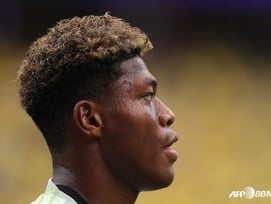 "日 EPL 10명 시대 도래" 혼혈 골키퍼 스즈키, 아스톤 빌라 이적 "Here we go"... "PSG판 엎고 빌라행 대반전"