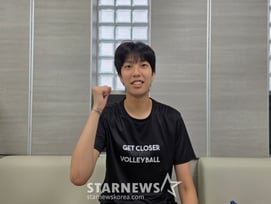 "제가 위에서 다 때릴게요" 김연경 보고 공 잡은 박서윤, 19년 만의 銀 이끈 194㎝ 여고생 에이스로 성장했다 [인터뷰]