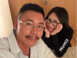 노메이크업에 뿔테 안경..송혜교, 남사친과 다정한 주말 [스타이슈]