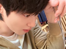 깍두기 보는 눈빛이 이렇게 스윗해? 변우석, 삼계탕 먹방도 화보네