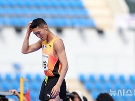 스마일 점퍼의 '잃어버린 22cm'... 우상혁, 2m14 최하위 "AG 앞두고 연속 최하위권" 부상 후유증 심각