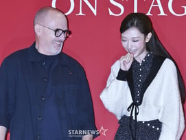뉴진스의 복귀..막내 해린, 공식석상에 올라 환한 미소 [스타이슈]