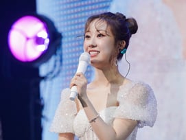 무대 위의 열정! 전유진, '트웬티원' 비하인드 영상 공개.."꿈 같은 시간"