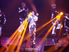 이와타 타카노리 '각잡힌 무대매너' [★포토]