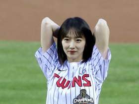 [포토] 표예진 시구. 승무원의 카리스마