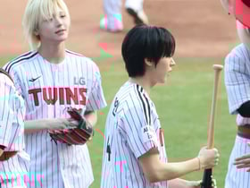 [포토] 아이덴티티 최태인, 배트 반납의 자세