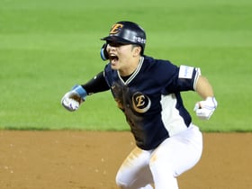 [포토]8회초 1타점 3루타 환호, 문현빈