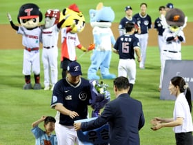 [포토]에너제틱 류현진 키즈 '우승팀 상금을 수상하는 류현진'