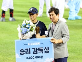 [포토]감독상 수상한 나눔올스타 염경엽 감독