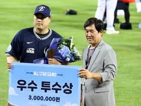 [포토]우수투수상 수상한 나눔올스타 류현진