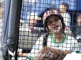[포토] 강수경 '심심할 땐 노래를 불러요'