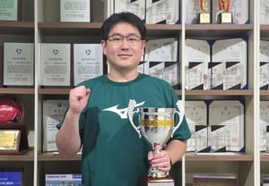 "Không đi được chuyên nghiệp không phải thất bại, dừng lại mới là thất bại" Bóng chuyền nữ ngày càng mỏng manh, Huấn luyện viên Choi Sung-woo của Đại học Gwangju tạo nên 'cơ hội thứ hai' [Phỏng vấn]

Bóng chuyền nữ Hàn Quốc đang trải qua giai đoạn khó khăn. Số lượng vận động viên giảm, các đội bóng bị giải tán, và những cầu thủ tài năng rời bỏ môn thể thao. Trong bối cảnh đó, Đại học Gwangju đã tạo ra một dự án đặc biệt — một đội bóng chuyền nữ với mục tiêu cung cấp "cơ hội thứ hai" cho những cầu thủ từng bỏ cuộc hoặc bị loại khỏi các đội chuyên nghiệp.

Huấn luyện viên Choi Sung-woo, người đứng đầu dự án này, cho rằng thất bại không phải là không đạt được mục tiêu ban đầu, mà là việc từ bỏ nỗ lực. Ông nhấn mạnh rằng bóng chuyền nữ cần những người như vậy — những người không sợ thất bại và sẵn sàng tiếp tục cố gắng.

"Chúng tôi muốn chứng minh rằng con đường chuyên nghiệp không phải là con đường duy nhất," Choi Sung-woo nói. "Có những cầu thủ tuyệt vời không được cơ hội ở các đội chuyên nghiệp. Chúng tôi muốn tạo ra một nơi để họ tiếp tục yêu thích bóng chuyền và phát triển kỹ năng của mình."

Dự án này không chỉ về bóng chuyền. Nó là về việc tạo ra một cộng đồng, một gia đình, nơi mà những cầu thủ có thể tìm thấy ý nghĩa và mục đích. Choi Sung-woo tin rằng đây là cách để giữ lại những tài năng quý báu cho bóng chuyền nữ Hàn Quốc.

Trong một ngành công nghiệp đang suy thoái, Đại học Gwangju đang cố gắng xây dựng lại niềm tin và tạo ra những cơ hội mới. Và với sự lãnh đạo của Choi Sung-woo, họ có thể thành công.