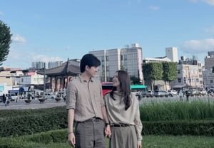 31st Cycle Sun-ja ♥ Kyung-soo, Eye Contact in Matching Couple Outfits.. A Sweet Couple