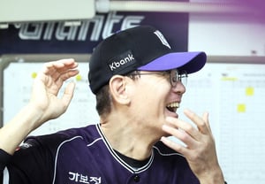 "We were able to win thanks to the many spectators." KT breaks four-game losing streak against KIA in front of a sold-out crowd of 18,700; Coach Lee Kang-cheol smiles broadly [Suwon]