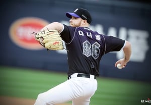 "Why did you throw it right in the middle with two strikes?" After this single remark from Lee Kang-cheol, everything changed! KT's new foreign pitcher, who suffered a humiliating 3-inning outing, sought revenge on the sixth day with a personal best of 9 strikeouts.