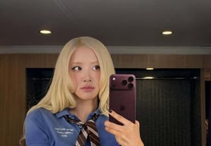 BLACKPINKのロゼがiPhoneでセルフィーを撮り、サムスンが登場..「携帯が必要なら言え」
