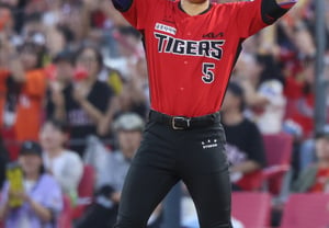 '¡Otra vez primero!' Kim Do-young de KIA, tras regresar inmediatamente de la cirugía del hueso nasal, escribió historia como el más joven en la KBO → '3 hits y 4 veces en base: un espectáculo individual'; ahora se dirige a la selección nacional