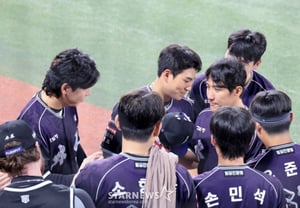 "再等等看"——李康哲教练的体谅，最终让39岁的黄载均动容……退役赛第6场代打登场→转战三垒守备 [水原现场]