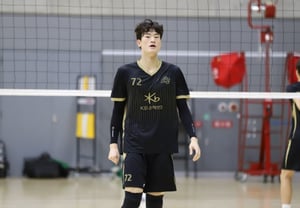 "Both of my parents were born in 1972." The special jersey number 72 for the 199cm KB Insurance second-year player... "I want to repay them with success"