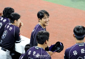 KT's "Championship Captain" Hwang Jae-kyun's final at-bat to third-base defense, a perfect farewell! Lotte defeated, six-game winning streak, leading the pack [Suwon Field Review]
