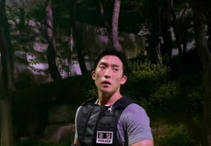 Kim Go-eun, bursting with full biceps, makes a candid remark to Lee Sang-i: "Wear it more loosely" [Star Issue]