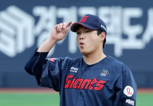 [Photo] 'It's a pity to allow only one run in the first inning!' Na Gyun-an, who started against KT