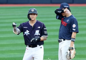 [Photo] Kim Min-hyeok, who created a scoring chance in the bottom of the first inning