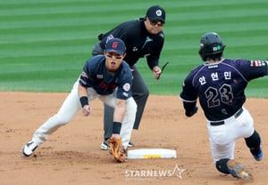 [Photo] "Did you notice?" An Hyeon-min caught stealing at second base