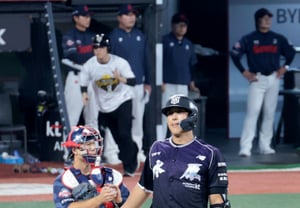 [Photo] 'Retiring as a real player': Hwang Jae-kyun steps up to the plate in the bottom of the 6th inning against Lotte