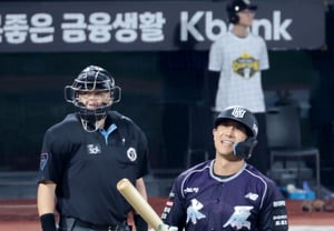 [Photo] Oh, the good old days~~ Hwang Jae-kyun at bat in the bottom of the 6th inning against Lotte