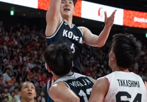 "I Lee Jung-hyun explota con 25 puntos: el equipo nacional de baloncesto de Corea logra una gran victoria por 100-83 en el partido contra Japón... Clasificación como primero del grupo y acceso a octavos de final en los Juegos Asiáticos con tres victorias consecutivas"
