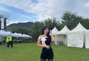 Hong Jin-young, in black stockings and an ultra-mini dress..a breathtaking S-line