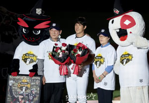 [Foto] 'Sonrisa suave al recibir ramo de flores de sus padres': Hwang Jae-kyun