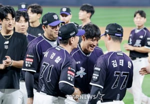 [Foto] «Gracias a Jaegyun, nos sentimos seguros» el entrenador Lee Kang-cheol