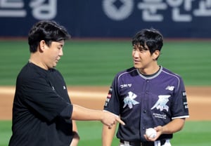 [Foto] Jang Seong-woo, quien asegura el jonrón de victoria en el partido de retiro
