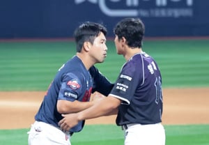 [Foto] 'Abrazándose con Jeon Jun-woo, se despide' Hwang Jae-gyun
