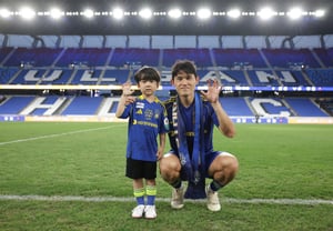 'Eun-chan, I will support your dream': Ulsan HD fulfills the wish of a 2020-born child battling a rare disease